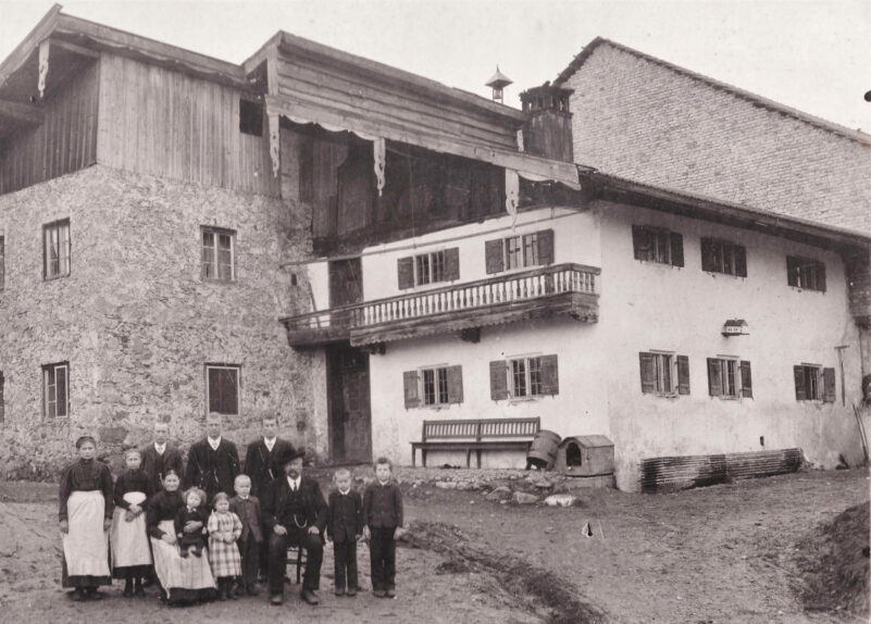Steinhof mit Anbau um 1910 a