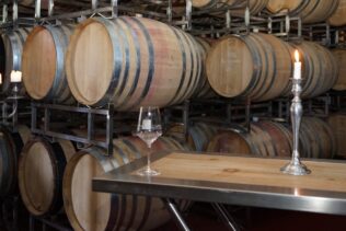 B043b_Rotweinfässer