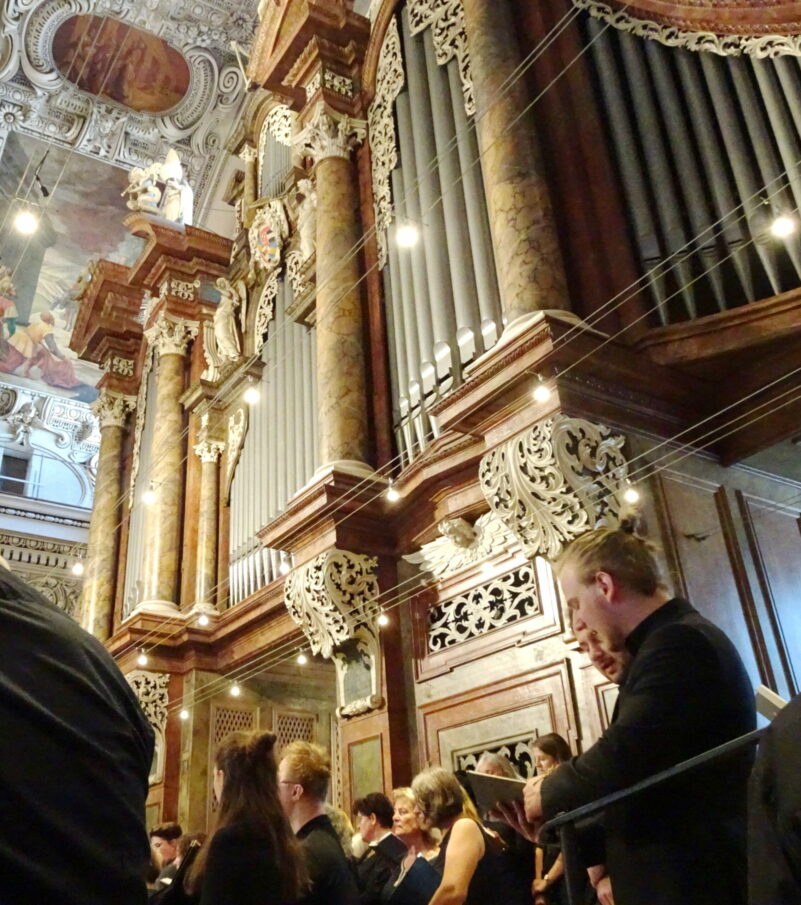 Bei der Jubelmesse vor der Orgel auf der Empore des Salzburger Doms