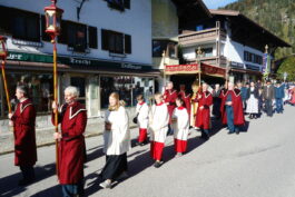 Ministranten und Himmeltrager