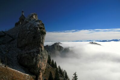 Wendelsteinkircherl Nebel Herbststimmung Foto C Hinz