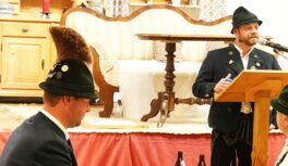 2.Vorstand dankt 1. Vorstand (li.)