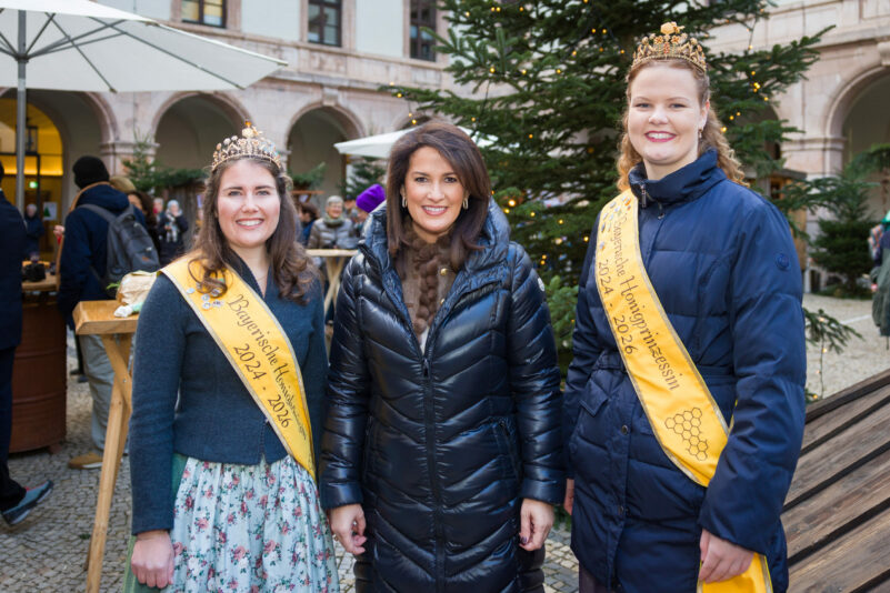 Foto2_Christkindlmarkt_Honigkönigin Elena_I_StMin_Honigprinzessin Anja_Hauke Seyfarth