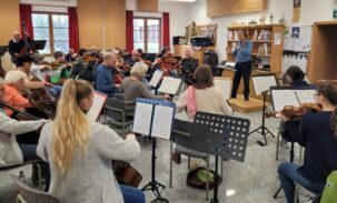 Orchester mit Dirigent Matthias Linke