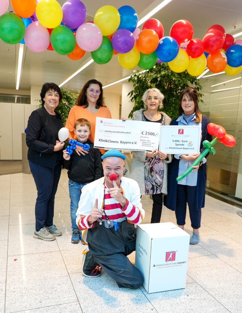 Symbolische Spendenübergabe an die Klinikclowns_Sparkassenstiftung Zukunft für den Landkreis Rosenheim