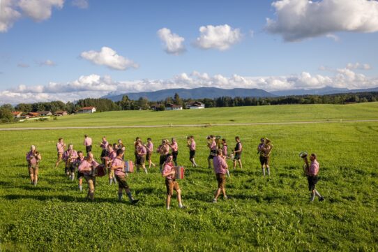 Waginger Faschingsmusi beim marschieren