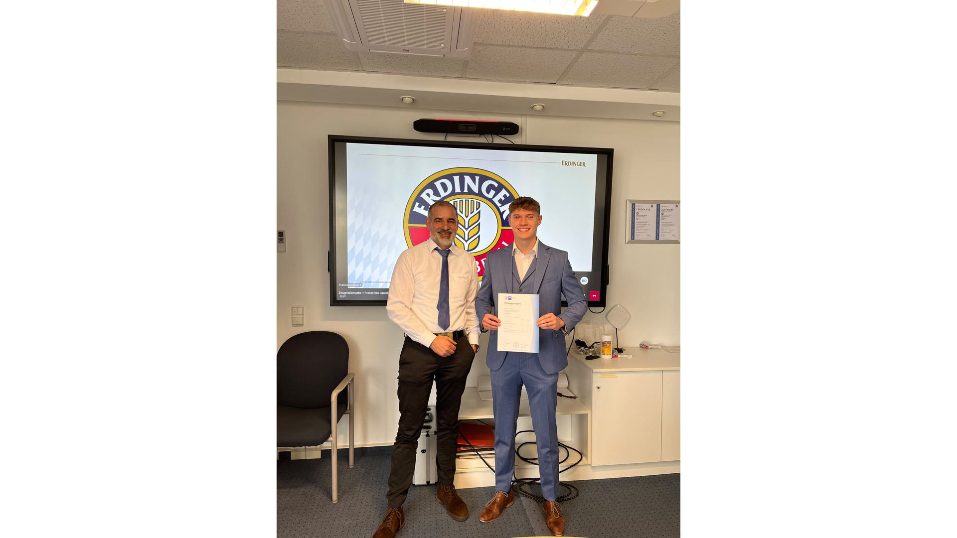 Zeugnis-bergabe-2024-beim-ERDINGER-Wei-br-u