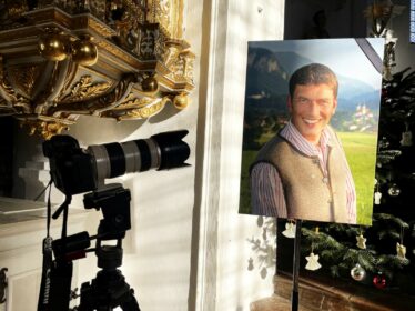 1Trauerfeier-Kamera-Bild_klein