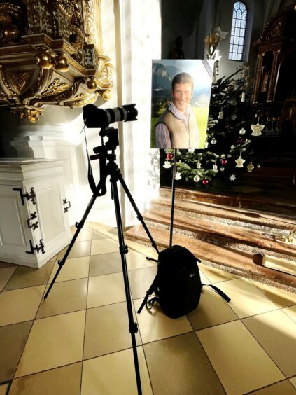 1Trauerfeier-Kamera-hoch_klein