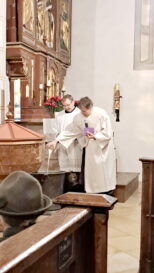 20250105_Diakon Wolfgang Mösmang bei der Segung des Dreikönig-Wassers