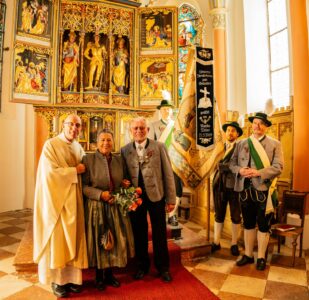 Diamantene Hochzeit Monika u. Martin Weber, mit Fahne und Pfarrer Moderegger in St. Georg zu Nonn 2025-01-18
