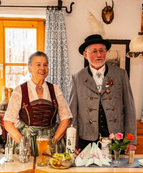 Monika und Martin in der Hütte beim Weisen
