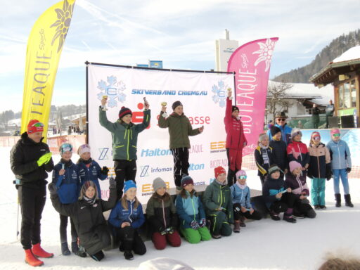 Siegerehrung mit links Tobias Angerer und rechts hinten Bernhard Kübler