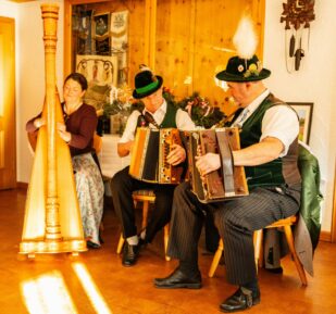 Tanja, Hubert und Willy Weber beim Musimacha