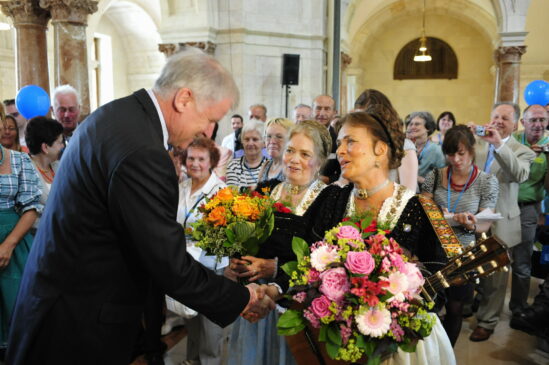 kl MP Seehofer dankt Obern-Dirndl
