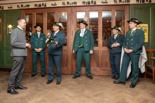 Ein-Trachtenhut-fuer-den-OB-ueberreicht-durch-Josef-Kaiser