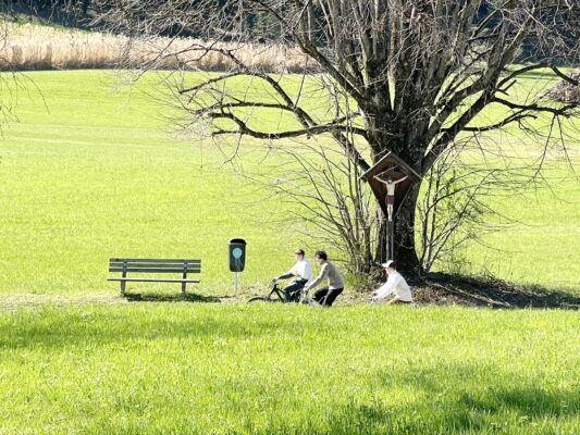 1Radeln beim Wegkreuz