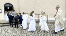 1Einzug mit Pfarrvikar 2