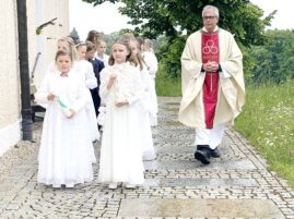 1Einzug mit Pfarrvikar