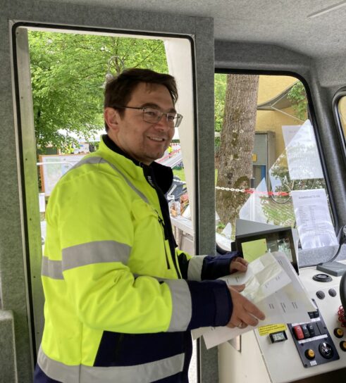 Behördenleiter im Arbeitsboot_klein