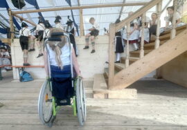 1Dirndl im Rollstuhl