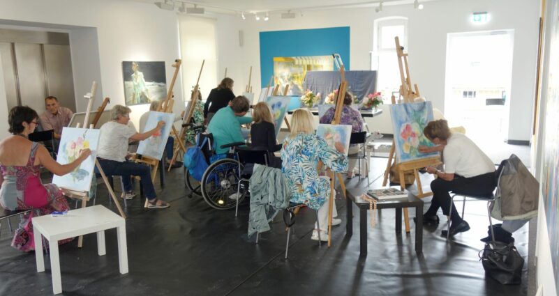 2025-06-16 Pressebild Workshop für Erwachsene Ausstellung Ekaterina Zacharova c-Markt Prien a. Chiemsee_klein