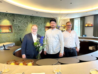 2025-06-26 Pressebild Wachter GenussOrt Auszeichnungen Guide Michelin c-Markt Prien a. Chiemsee