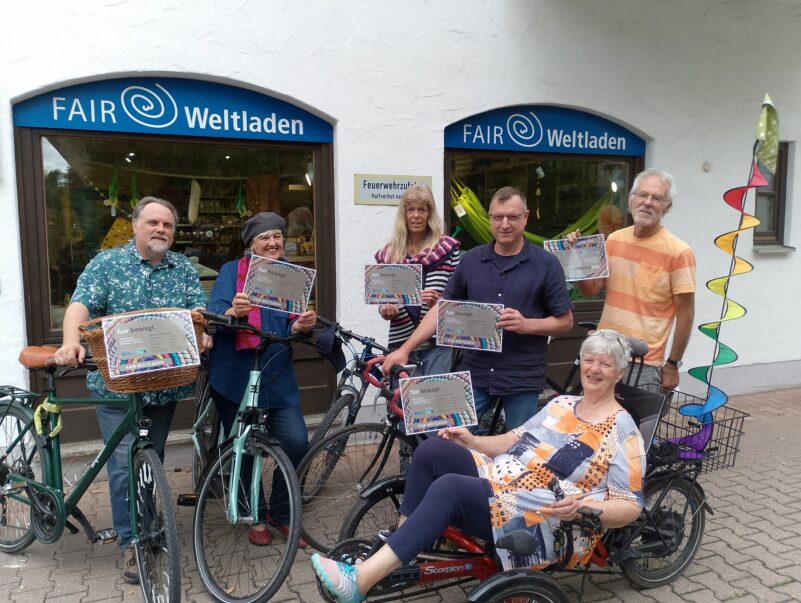 2025-07-06 Pressebild Fairtrade-Aktion Fahrradkorb c-Markt Prien a. Chiemsee_klein