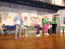 Hubert, Sieglinde, Bettie, Rosi - links liegend Landstreicher Reinhold