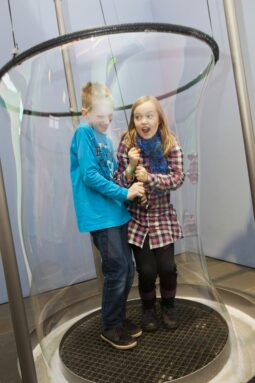 mathematikum-zum-anfassen-forum-altoetting-riesen-seifenhaut-bild-mathematikum