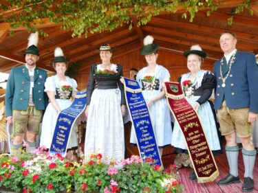 k-stolz präsentieren sie ihre Fahnenbänder