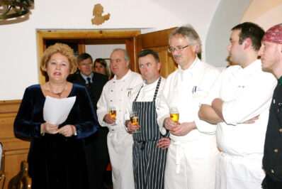 1Begrüßung2FrauKarner