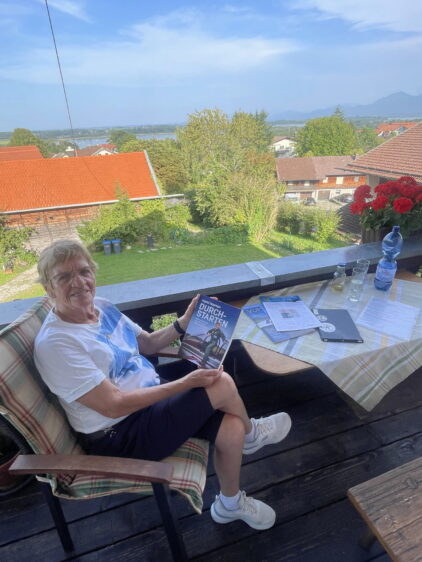 1Ingrid Hopman auf dem Balkon mit Blick zum Chiemsee