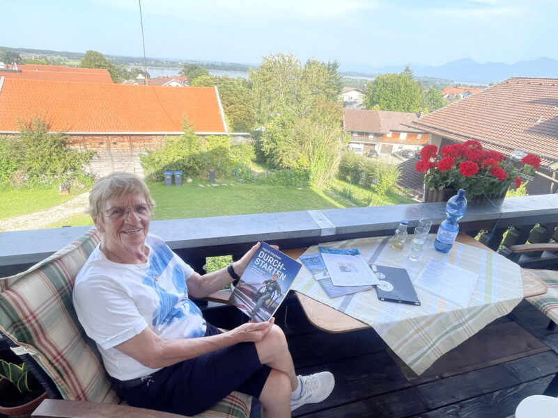 2Ingrid Hopman auf dem Balkon mit Blick zum Chiemsee