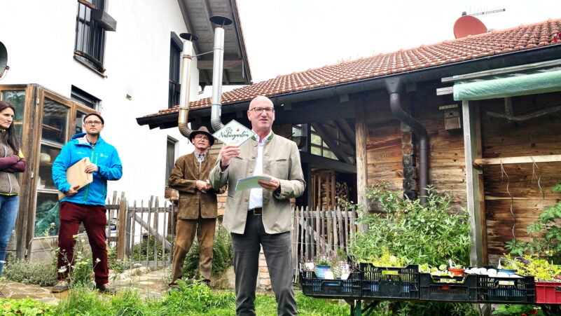 Landrat mit Plakette