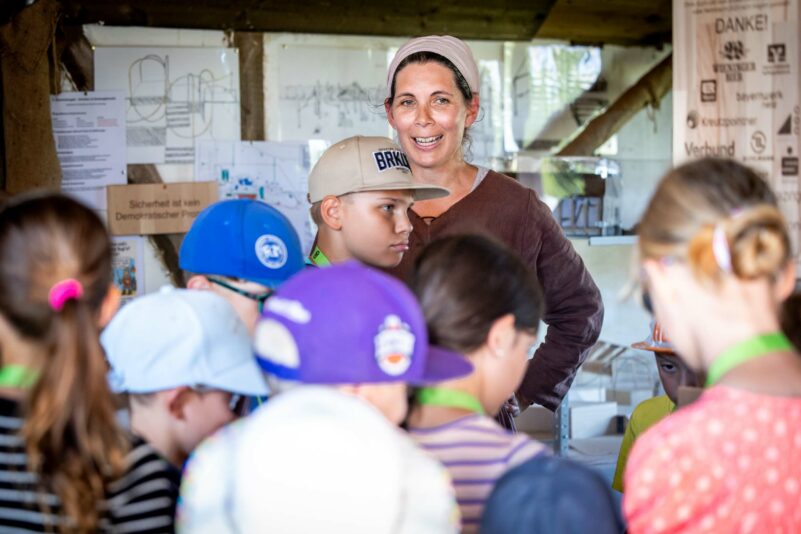 PM 175 Kinderführung-Helmbrecht-Gästeführerin Agnes führte durch das Mittelalterdorf Foto Fuchs