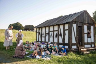 PM 175 Kinderführung-Helmbrecht-Märchenlesung im Mittelalterdorf Foto Fuchs