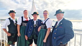 Von links nach rechts Leo Breyer, Vanessa Scharf, Gerhard Pichler und Tatjana Scharf vom Trachtenverein Hopferau - Frey.