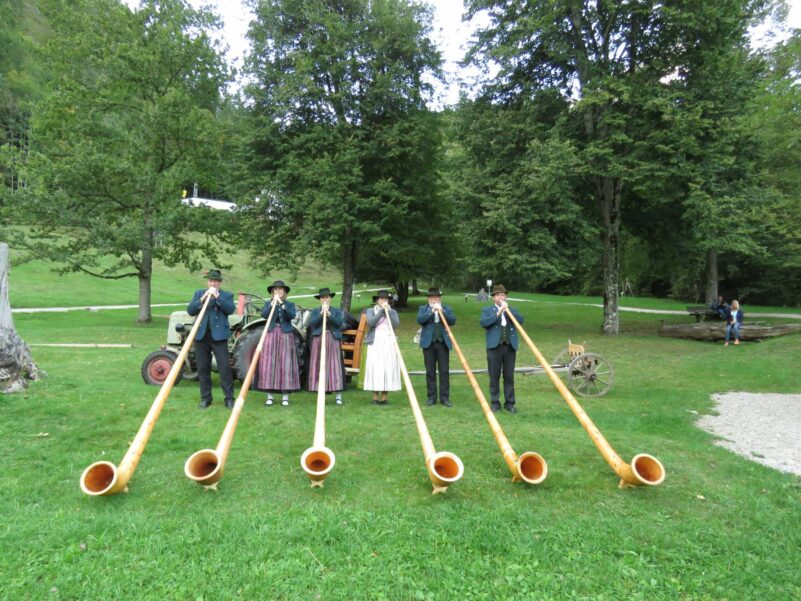 Probespiel vor Transport-Bulldog und Kriegerkapelle_klein