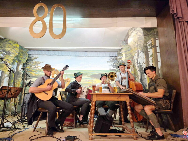 03_Die Hubertus Musikanten beim Boarischen Tanz im Münchsaal