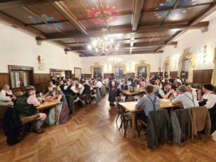 07_Ein Blick in den Münchsaal beim Boarischen Tanz im Rahmen des Vereinsjubiläums