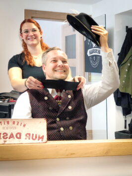 1_Beim Friseur_mit_Tracht