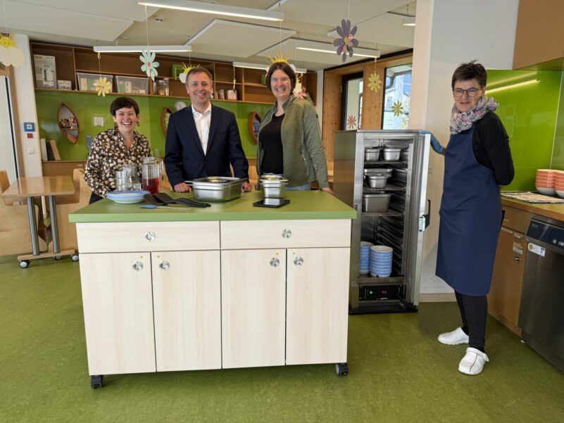 2025-237 OB besucht Kita Klosterberg Mittagessen_klein