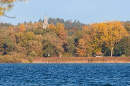 AktNatBeo-251023-ah-06-Kirche und Beobachtungsturm Seebruck