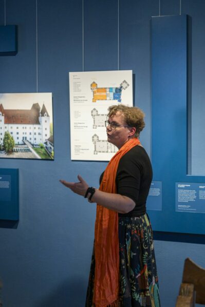 Dr. Tanja Kohwagner-Nikolai in der Ausstellung in Burghausen_klein