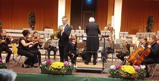 KonzMusikkollegOrchAussSpielHorn10.25