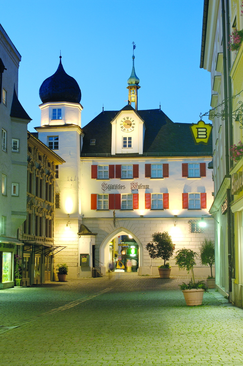 Das Foto darf ausschließlich für Marketingmaßnahmen der Veranstaltungs - und Kongress GmbH Rosenheim - KULTUR + KONGRESSZENTRUM Rosenheim - Ausstellungszentrum LOKSCHUPPEN - TOURISTINFO ---- Kufsteiner Str. 4 ---- 83022 Rosenheim - verwendet werden. J