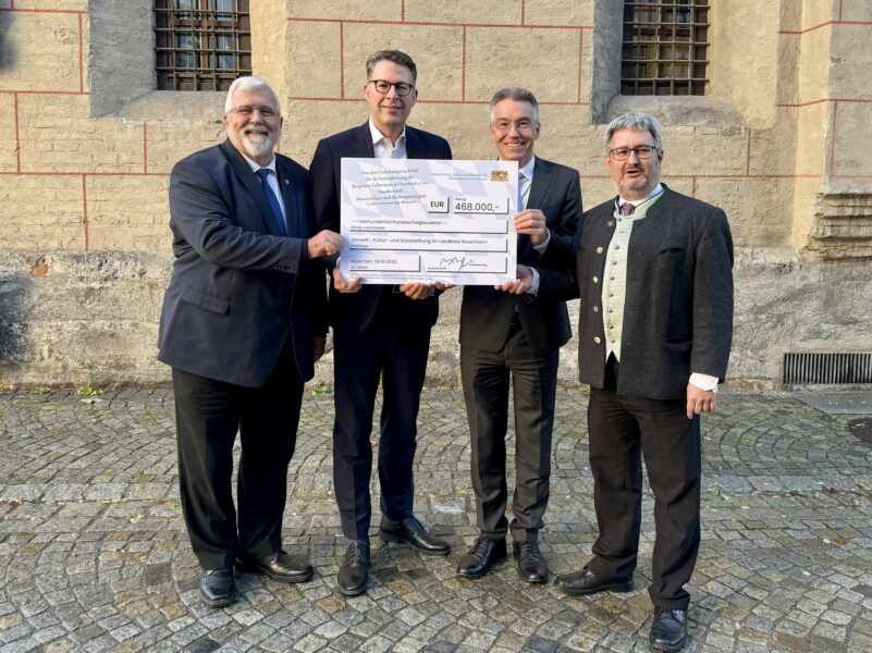 V.l.n.r. Sebastian Friesinger, MdL, Wissenschaftsminister Markus Blume, Landrat Otto Lederer, Erster Bürgermeister Stefan