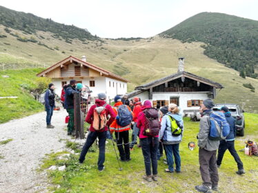 kurzer Einweisung durch den Almbauern der Oberkaseralm, Sebastian Steinbeißer Foto_S_Baumgartner