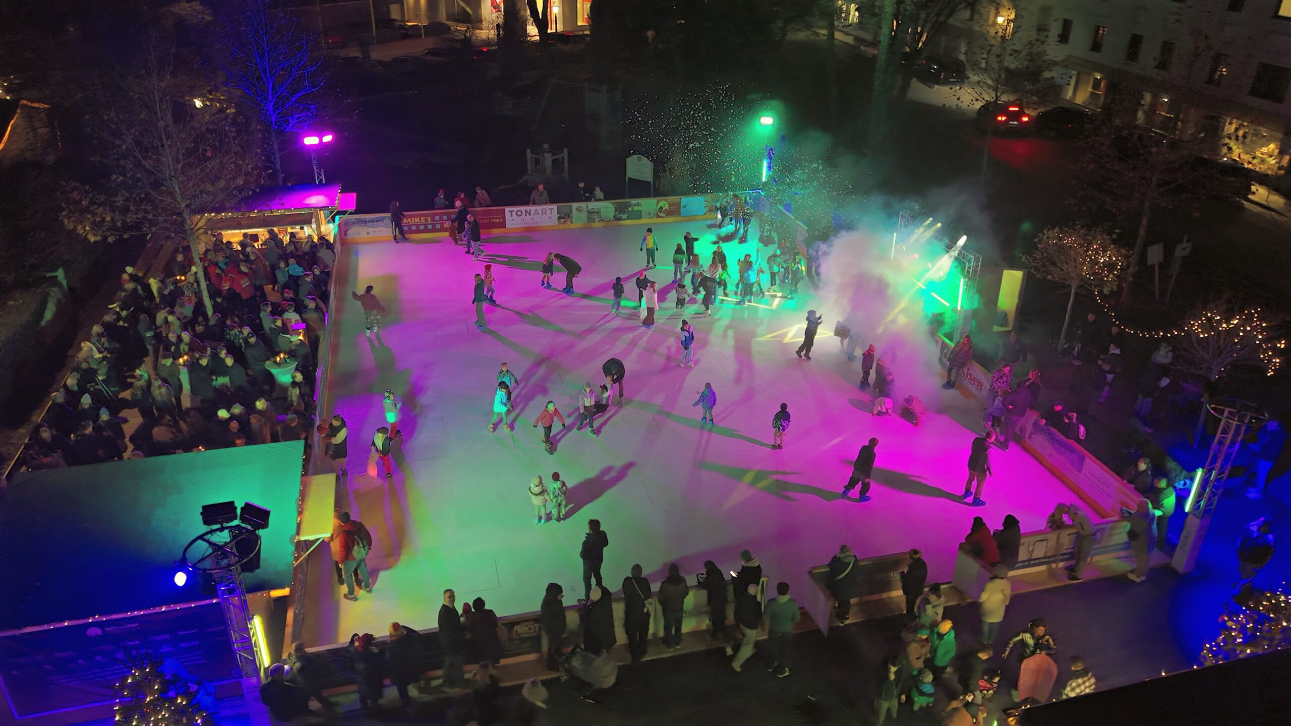 Nikolausparty-auf-der-Priener-Eisbahn